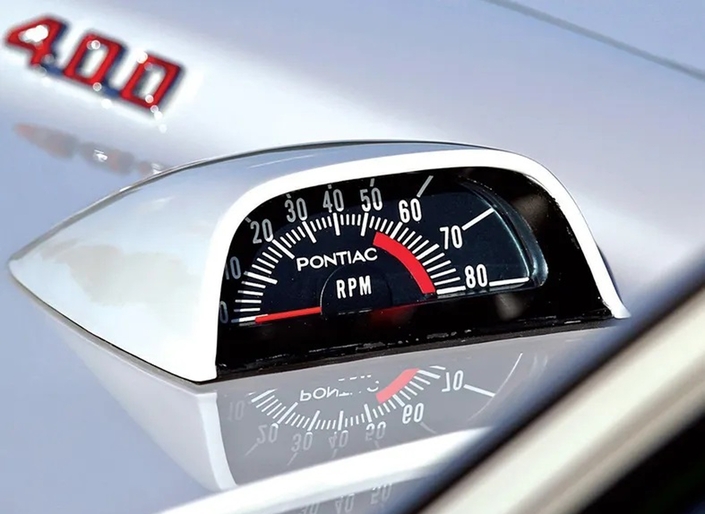 Un compte-tours externe, sur une Pontiac GTO. Effet garanti sur les badauds !