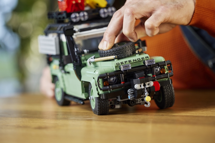 Non seulement le Defender Lego soigne les détails, mais il est équipé de suspensions. 