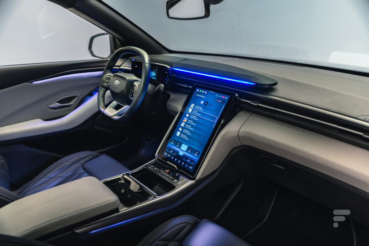 android, le mythique ford explorer passe enfin au 100 % électrique… avec un écran très atypique