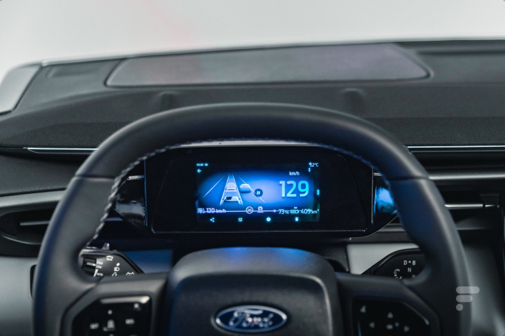 android, le mythique ford explorer passe enfin au 100 % électrique… avec un écran très atypique