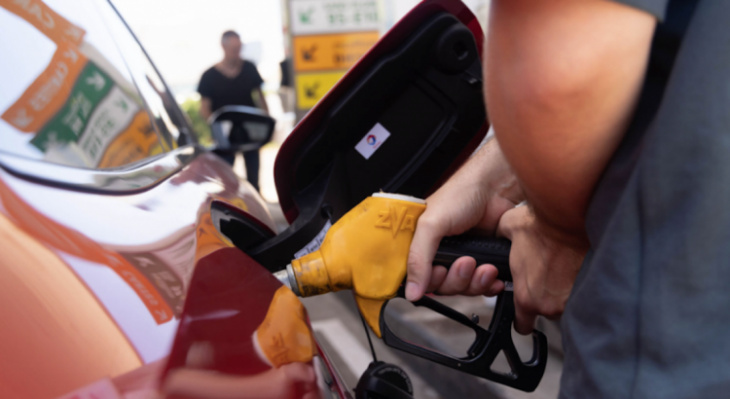 carburants : le cours du baril de pétrole a chuté, et les prix à la pompe vont en profiter !