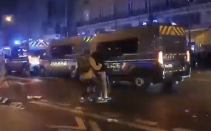 VIDÉO - Deux fourgons de Police se percutent au beau milieu des manifestations parisiennes