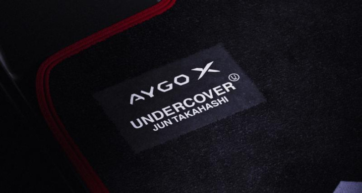 toyota aygo x undercover (2023) : le petit suv s’offre une édition signée par un designer nippon