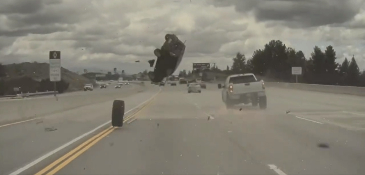 VIDEO - Comment la perte d'une simple roue peut aboutir à un accident spectaculaire !