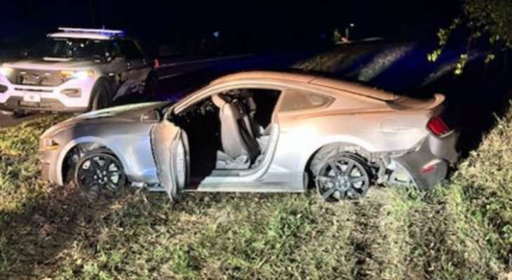 À plus de 170 km/h dans sa Ford Mustang, avec deux pneus crevés, elle tente de fuir la police