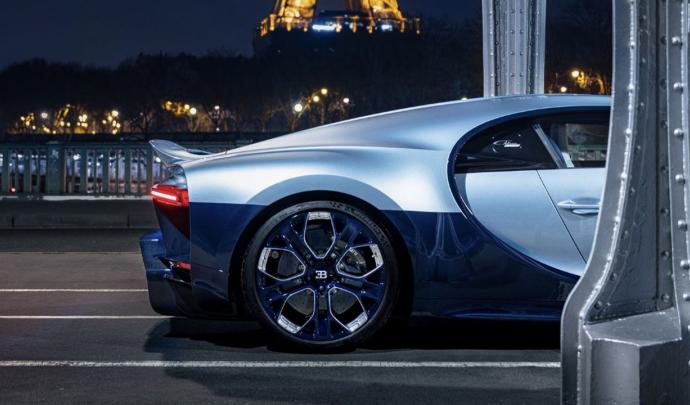 Bugatti sur une piste cyclable à Paris : la marque est en tort, les photos ont disparu