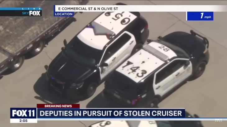 VIDEO - Une femme vole une voiture de police et tente de s’enfuir à Los Angeles