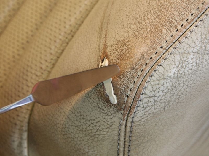 Les kits de coloration de type Leather Fresh permettent de redonner de la couleur aux cuirs lisses.