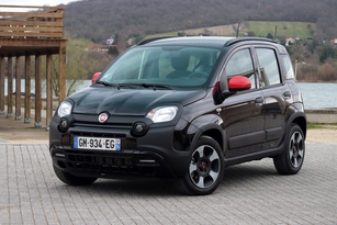 Fiat Panda hybrid 70 ch photographiée en finition Cross Red et non en bas de gamme à 13 600 €