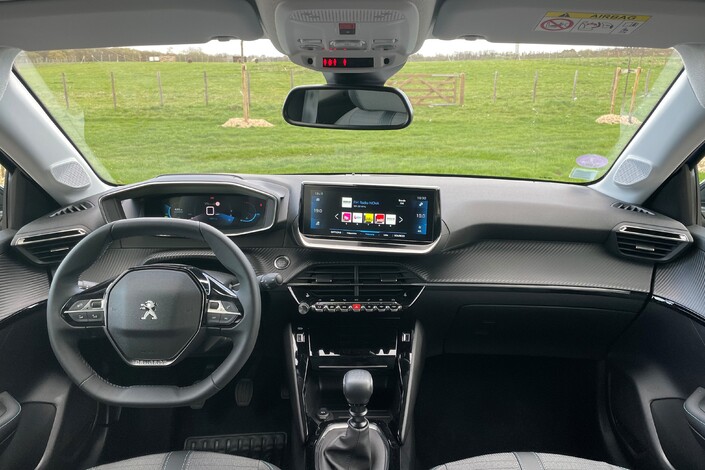 Indéniablement, le design de la planche de bord est toujours dans le coup. Par rapport à la première génération de i-Cockpit, Peugeot a placé des raccourcis physiques bienvenus.