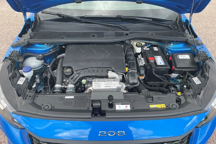 Le moteur photographié est le PureTech de 100 ch, mais la 208 existe également en diesel.