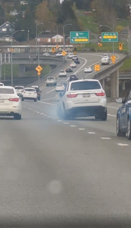 VIDEO - Plutôt serein, il roule sur l'autoroute sans pneu...