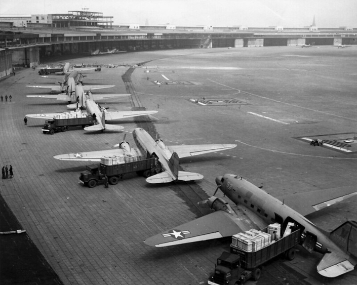 La noria d'avions ravitaille Berlin pendant le blocus.