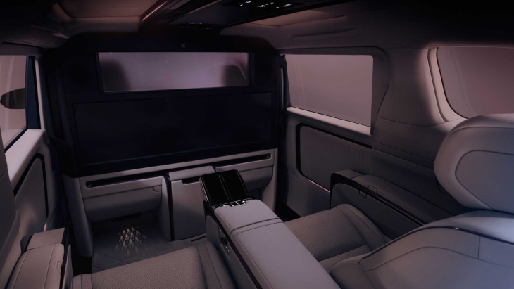 Lexus LM 2023 : une calandre et un écran gigantesques !
