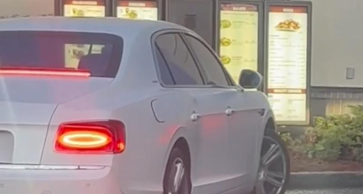 Emmener une Rolls-Royce dans un drive de fast-food, mauvaise idée…