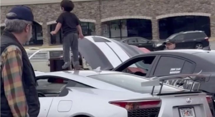 VIDEO - Un enfant saute sur une Lexus LFA à plus d’un million d’euros