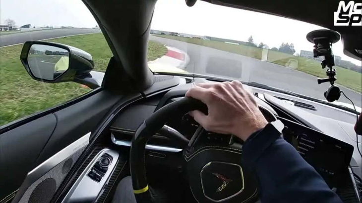 Embarquez en Corvette Z06 pour un tour rapide à Magny-Cours