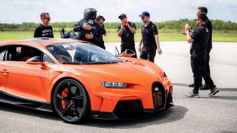 la légendaire marque de luxe bugatti lance un défi complètement fou à 18 de ses clients… franchir les 400 km/h!