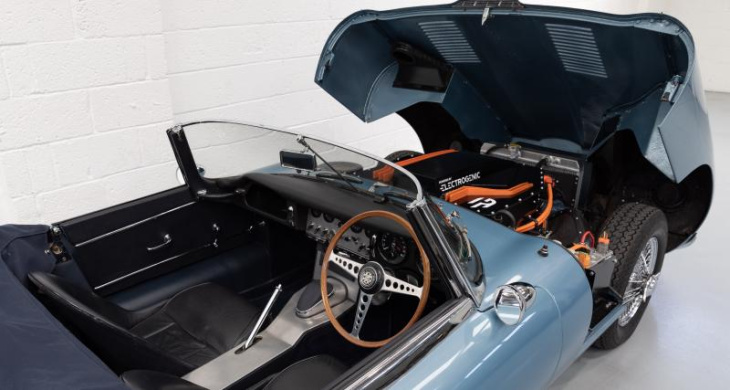 la jaguar type e roadster devient une voiture électrique avec ce nouveau kit de conversion