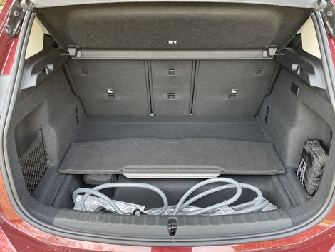 Seulement 406 litres en volume de chargement, mais il existe un sous-coffre pour stocker les cables.