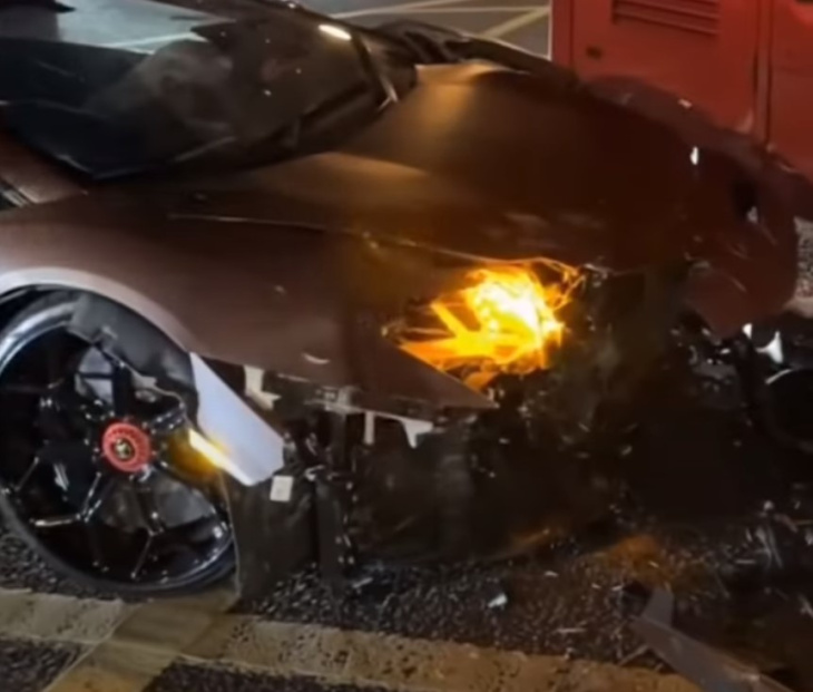 VIDEO – Scène de chaos à Londres après le crash d’une Lamborghini Aventador SVJ dans un bus