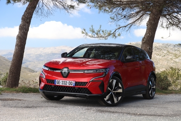 Sur le segment C, Renault voit ses ventes augmenter de 51 % en Europe avec plus de 62 000 immatriculations. Parmi celles-ci, 11 000 exemplaires de la Megane E-Tech Electric, qui connaîtra en 2023 sa première année pleine de commercialisation.