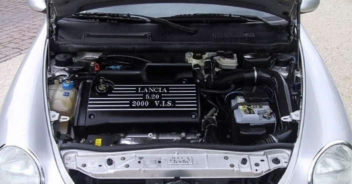 Le 5-cylindres de la Lancia profite d'une belle fiabilité, mais sa courroie de distribution est pénible à changer.