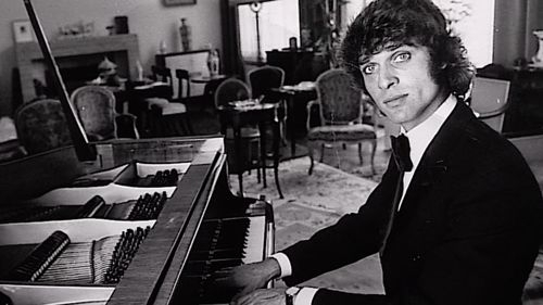 Ce goût de Charles Leclerc pour le piano rappelle celui d'un autre grand pilote, François Cevert (1944-1973), également réputé pour ses talents mélomanes.