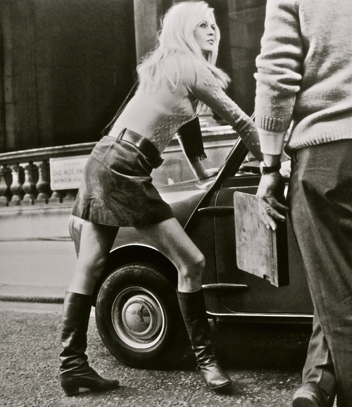 Brigitte Bardot accompagne l’image de la Mini-Jupe et de la Mini-Minor.