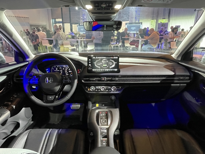 La planche de bord du ZR-V est identique à cellde la Civic. La présentation est moderne et agréable. Les commandes de climatisation reste physiques, ce qui améliore l'ergonomie.