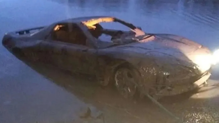 une acura nsx retrouvée dans une rivière après 15 ans attend une restauration qui relève presque de l'impossible.