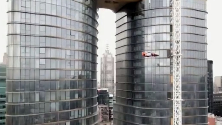le luxe insensible d'un milliardaire : transporte sa mclaren senna gtr au 57e étage d'un gratte-ciel