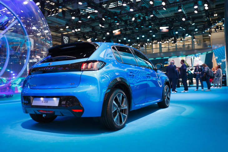 autonomie,  batteries,  tarifs / prix voiture neuve,  peugeot, peugeot e-208 156 ch (2023). la production de la version de 400 km reportée