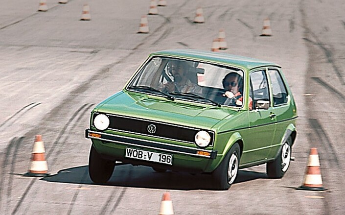 En 1974, la VW Golf introduit l'essieu arrière de torsion dans la catégorie des compactes, dont elle parachève la définition globale.