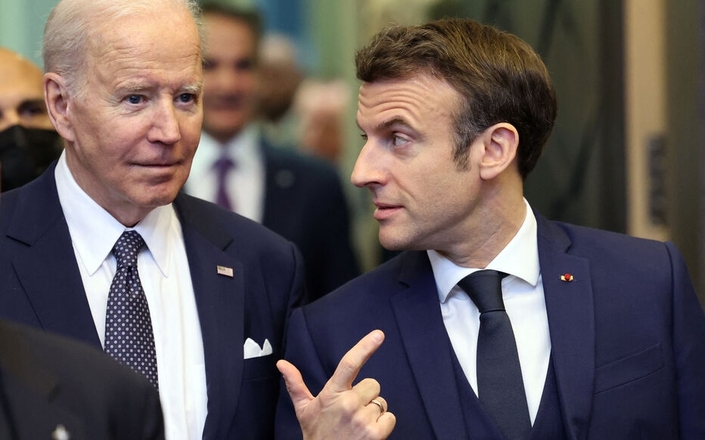 Joen Biden et Emmanuel Macron. Le second ferait bien comme le premier en matière de protectionnisme.