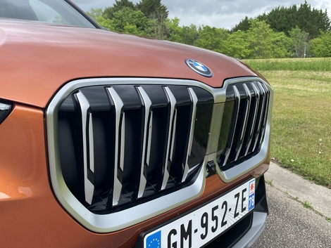 Le nouveau BMW X1 adopte l'imposante calandre initiée par la Série 4.