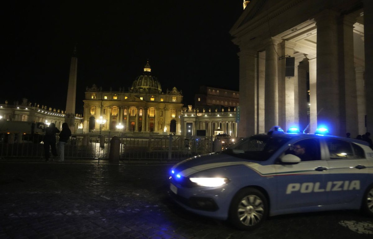 vatican : une voiture force l’entrée de la cité, le conducteur mentalement déséquilibré arrêté