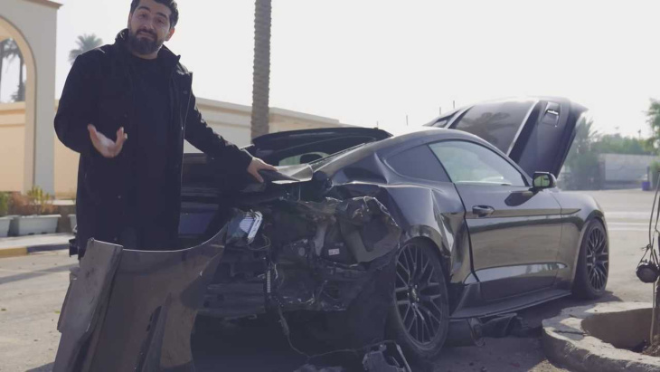 Une Ford Mustang de 800 ch se crashe en faisant du drift sur un parking