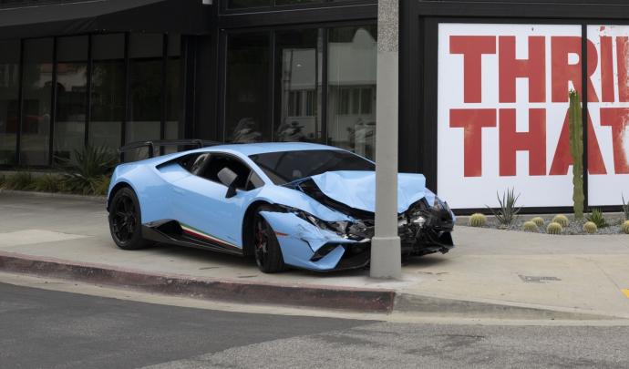 Une Lamborghini accidentée et exposée en pleine rue pour sensibiliser le public