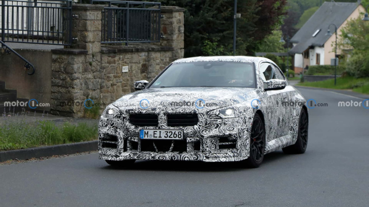 La BMW M2 CS photographiée de près sous un épais camouflage