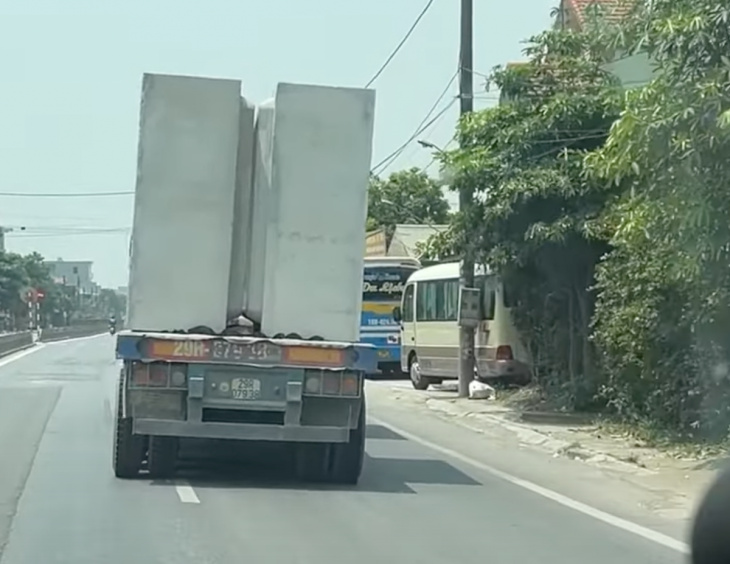 ce camion transporte des blocs de béton sans les attacher, il ne vaut mieux pas le coller de trop près