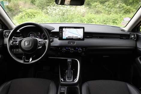 Plus classique dans sa présentation et doté d'écrans simplistes, le Honda séduira ceux qui préfèrent regarder la route que naviguer dans des menus.