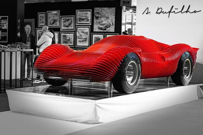 La réinterprétation de la Ferrari 330 P4 de 1967 se compose d’une centaine de plaques d’aluminium de 3 mm. Elle est exposée de façon permanente devant l’hôtel Westminster au Touquet.