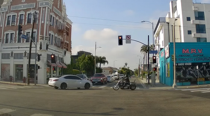 ce motard arrive trop vite dans une intersection, il percute une voiture de plein fouet