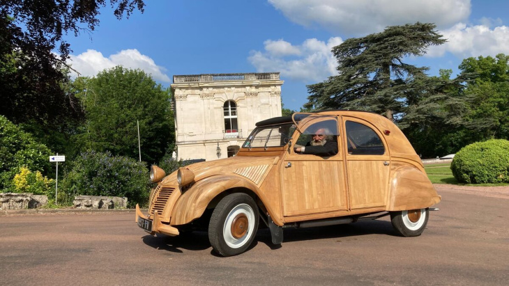 une citroën 2cv en bois adjugée à 210 000 euros : « bien plus qu’une automobile, c’est une œuvre d’art »