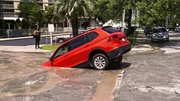 VIDEO - Un VW Tiguan avalé par une flaque d'eau au Texas