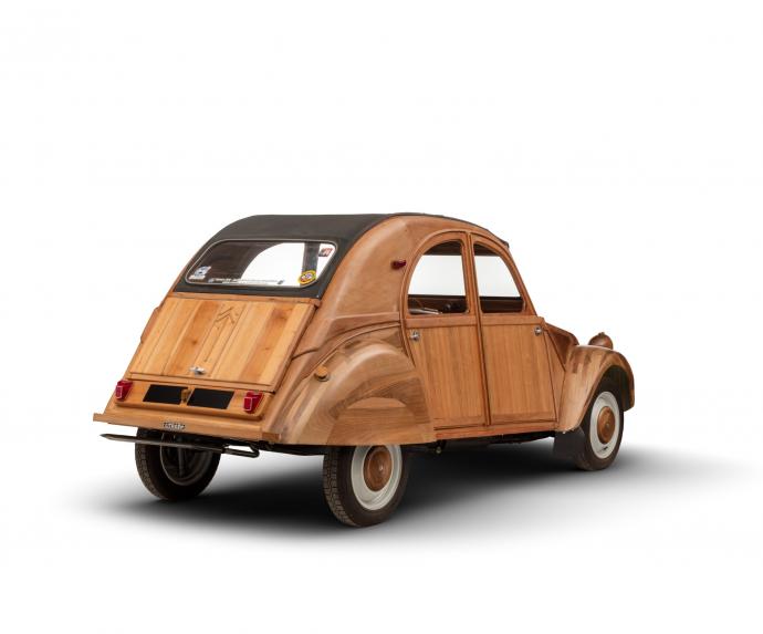 La Citroën 2 CV en bois a été vendue à 210 000 euros !