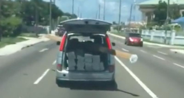 video - il transporte une poutre dans sa voiture, le conducteur finit par éclater le pare-brise d’une voiture