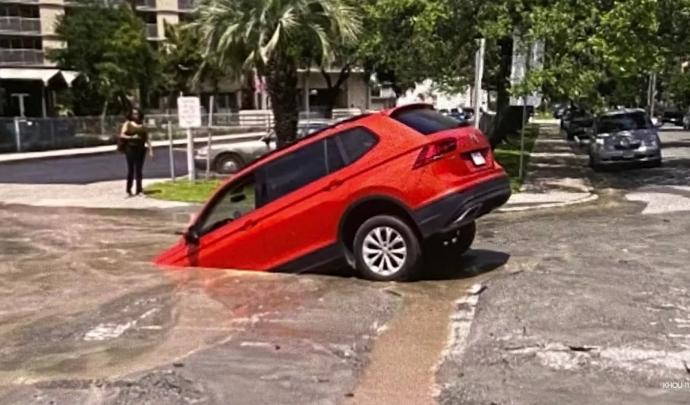 video - un volkswagen tiguan avalé par une flaque d'eau au texas