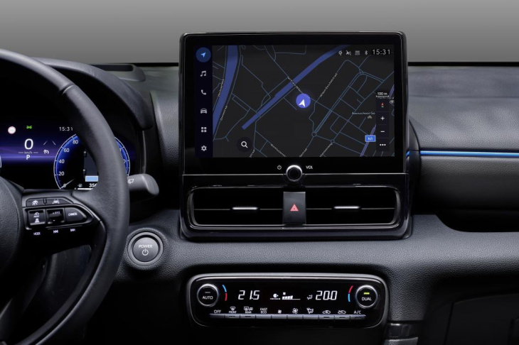 android auto,  apple carplay,  moteur 3 cylindres,  toyota,  toyota yaris,  berlines,  renault,  renault clio, android, toyota yaris hybride 136 vs renault clio e-tech 145 restylée : premier match